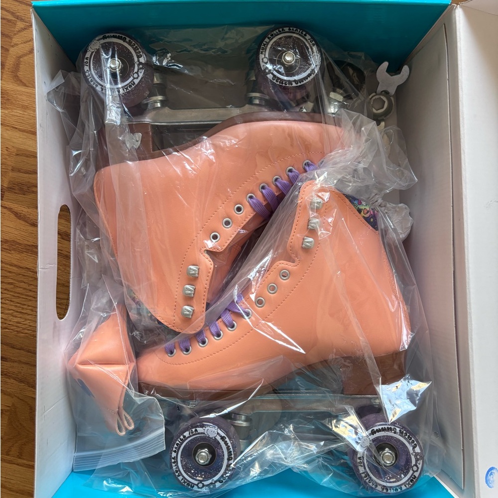 Moxi beach bunny peach Roller Skates size 6